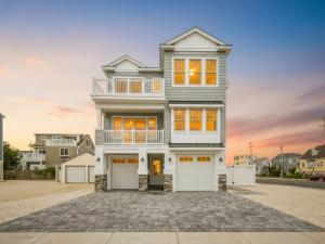 newlistingnewoceansideconstruction8901longbeachblvdpeahalapark2650000